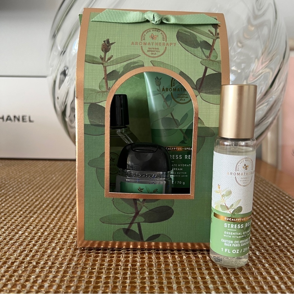 Bath & Body Works Aromatherapy Eucalyptus Spearmint Gift Set + Essential Oil - Picture 5 of 7